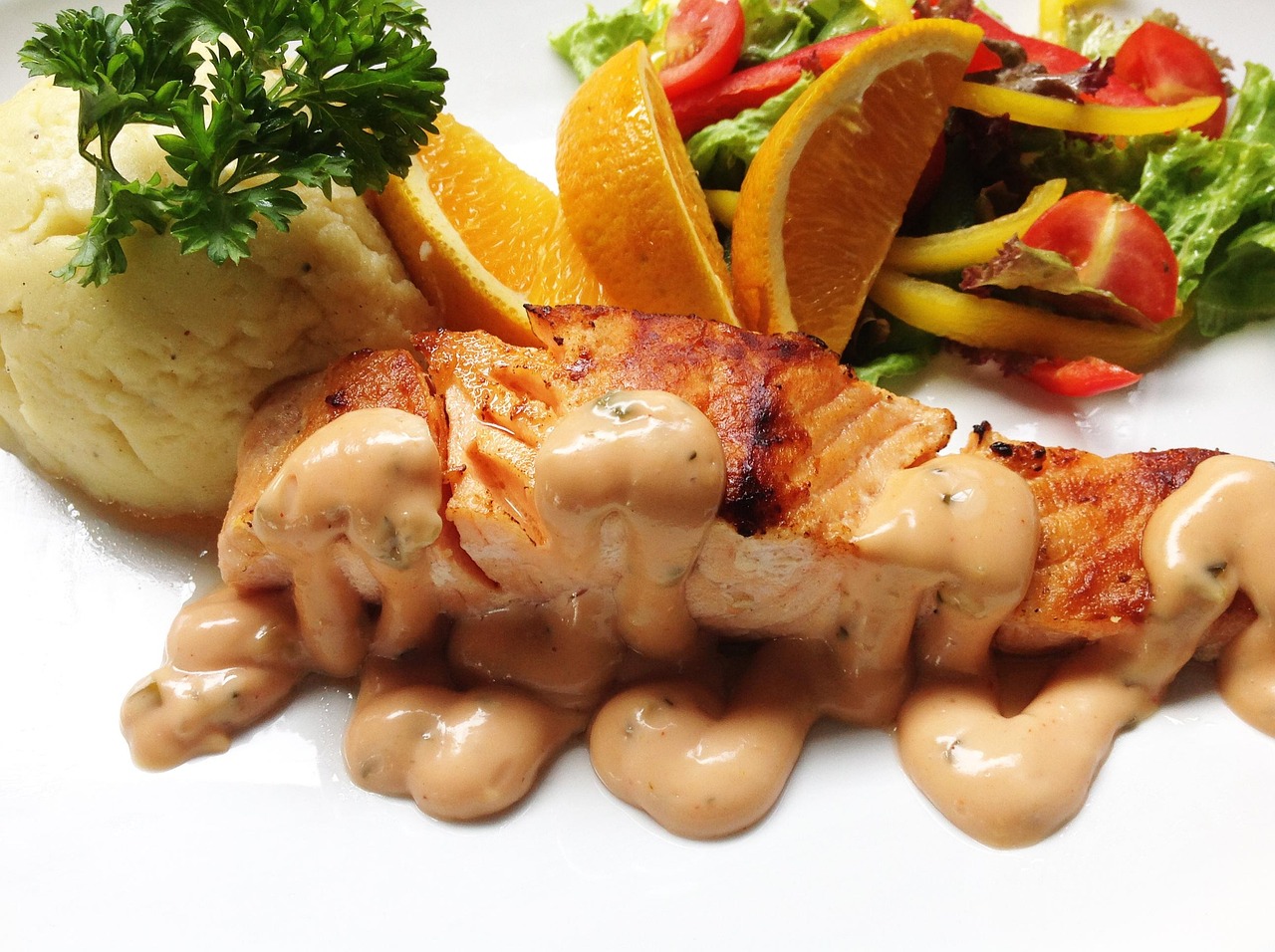 Gerookte zalm op cederhout van de BBQ